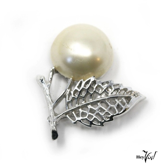 Vintage Sarah Coventry 1.5" Pin - Silver Pearl & Leaf in Original Box - Hey Viv - Picture 2 of 7